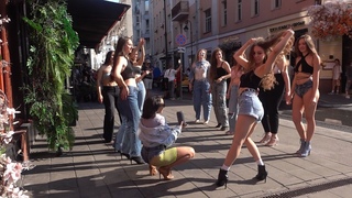 Москва. Девушки ходят с табличками и танцуют на Патриарших прудах