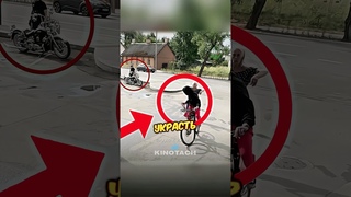 Добрый мотоциклист помог вернуть сумку старушке!😲 #помощь #добро #viral #shorts