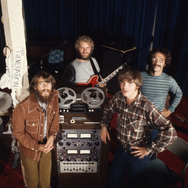 Creedence Clearwater Revival Не добившись успеха под названием The Golliwogs, музыканты решили кардинально сменить его, превратив в своего рода символическую формулу. Первой и самой знаменитой