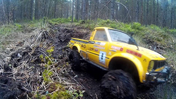 Yellow Hilux mudding, winching,