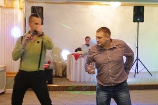Ведущий Александр Ривас учит гостей танцевать канкан
