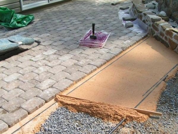 инструкция для самостоятельной укладки тротуарной плитки если укладка садовых дорожек не представляет особого труда, то к мощению двора нужно подойти ответственнее. площадь большая, нагрузки в