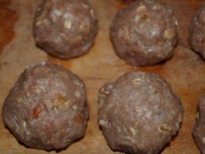 Мясные клубочки нам понадобятся:Не жирная свинина 500 грЛук 1 штБолгарский перец 1 штЯйцо 3 шт (одно целое и 2 желтка)Овсяные хлопья 2 ст.л.Слоеное тесто 100 грСоль, специи по вкусу1.