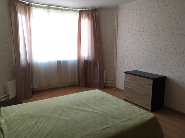 Сдаётся 3х комнатная квартира в Южном Бутово. Крымская улица д 11,к1. На 11 этаже. <br>Стоимость 35 тыс, +свет/вода. Залог 35 тыс (можно разбить на несколько месяцев). <br>Ищем жильцов без животных. Можно не семьёй, а по отдельным комнатам. <br>В квартире минимальная комплектация (2 двухспальные кровати, раскладной диван, 2 больших шкафа, 2 рабочие зоны, стиральная машина, плита с духовкой, холодильник) <br>Рядом в соседних домах продуктовые магазины, аптека, пиццерия, салон красоты, детская площадка. <br>Автобусная остановка до метро Бульвар Дмитрия Донского и Улица Скобелевская. <br>Район тихий, дома новые и соседей не много. <br>По вопросам в лс. - фото Фото: Сдаётся 3х комнатная квартира в Южном Бутово. Крымская улица д 11,к1. На 11 этаже. <br>Стоимость 35 тыс, +свет/вода. Залог 35 тыс (можно разбить на несколько месяцев). <br>Ищем жильцов без животных. Можно не семьёй, а по отдельным комнатам. <br>В квартире минимальная комплектация (2 двухспальные кровати, раскладной диван, 2 больших шкафа, 2 рабочие зоны, стиральная машина, плита с духовкой, холодильник) <br>Рядом в соседних домах продуктовые магазины, аптека, пиццерия, салон красоты, детская площадка. <br>Автобусная остановка до метро Бульвар Дмитрия Донского и Улица Скобелевская. <br>Район тихий, дома новые и соседей не много. <br>По вопросам в лс.