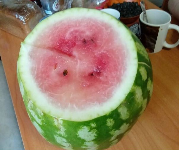 Нужно ли мыть арбуз. Мыло с люфой. Мальчик режет арбуз ножом. Крюшон из арбуза. Нужно ли мыть арбуз.