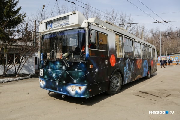 «Поехали!»: в Омске на маршрут вышел троллейбус с космонавтом, выдувающим планеты-пузыри Это картинка