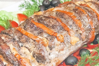 Свинина, запеченная в духовке с помидорами и сыром «Гармошка», вкусный рецепт мя...