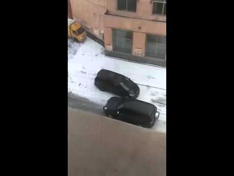 Две женщины что то не